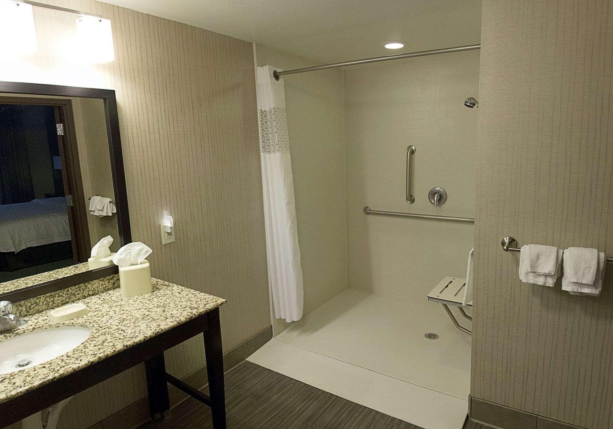 Hampton Inn & Suites Bismarck Northwest Ngoại thất bức ảnh