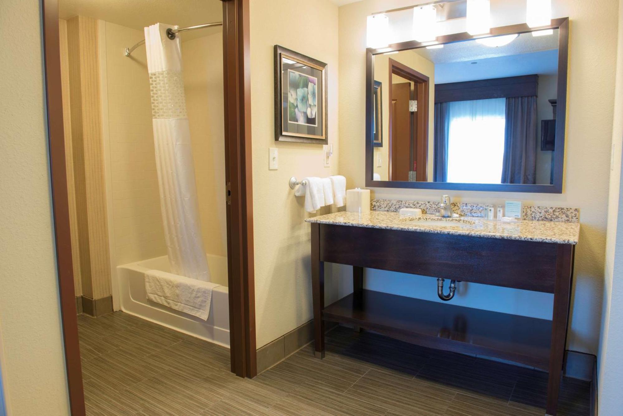 Hampton Inn & Suites Bismarck Northwest Ngoại thất bức ảnh