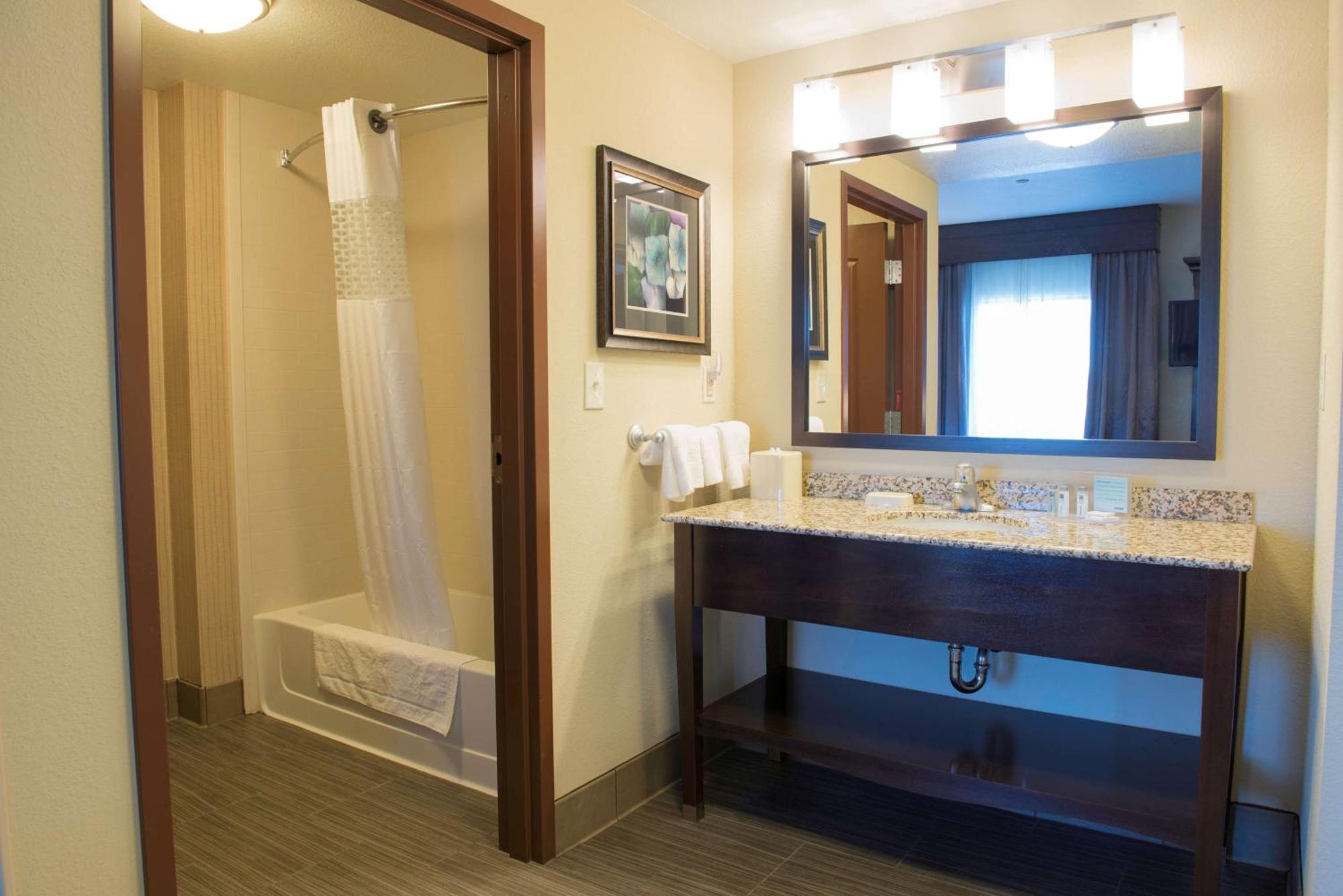 Hampton Inn & Suites Bismarck Northwest Ngoại thất bức ảnh
