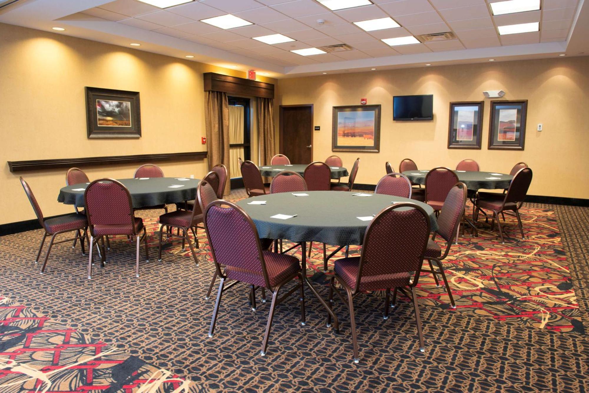 Hampton Inn & Suites Bismarck Northwest Ngoại thất bức ảnh