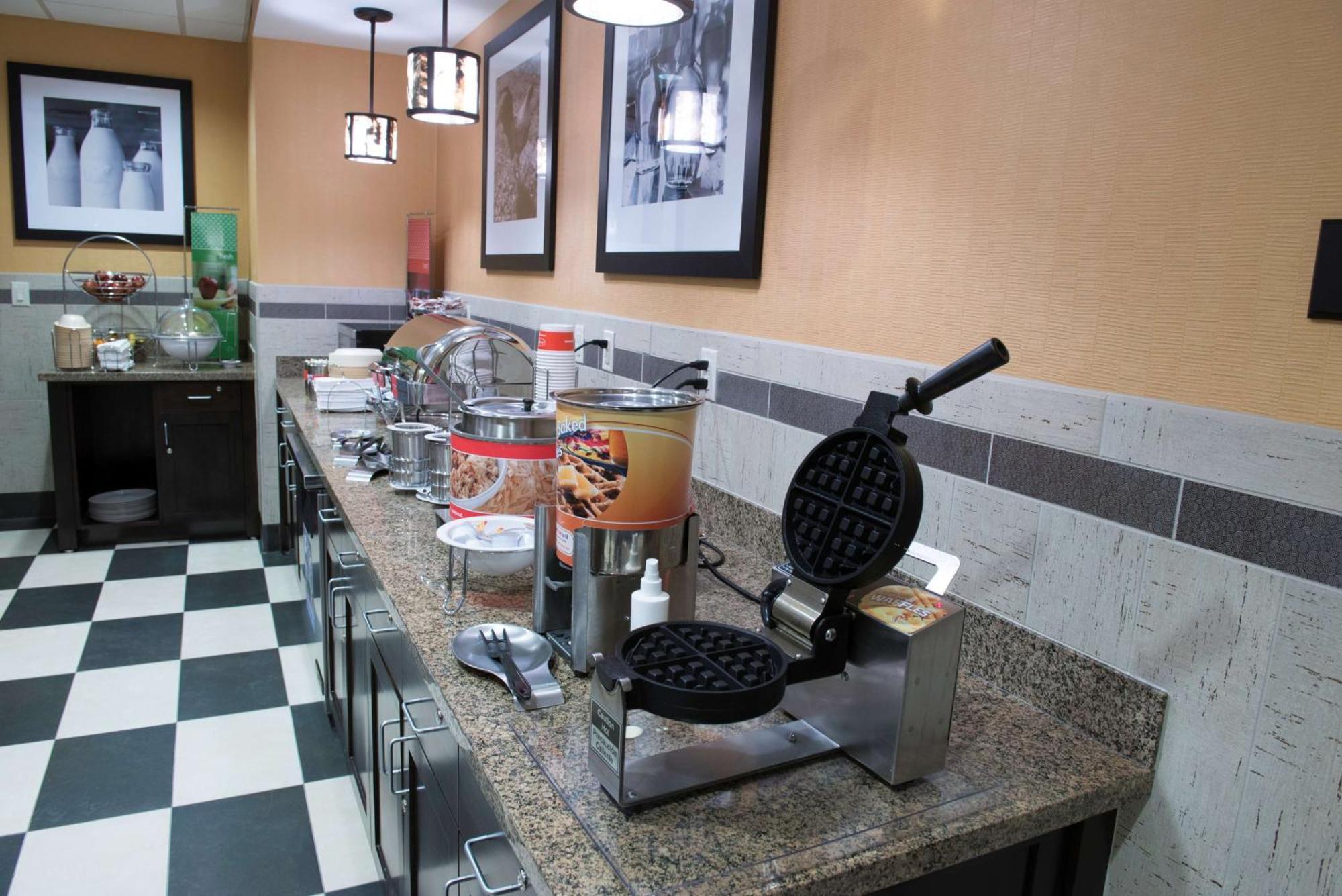 Hampton Inn & Suites Bismarck Northwest Ngoại thất bức ảnh